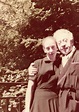 Plano medio de Arthur Rubinstein y Eva Rubinstein posando abrazados ...