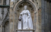 Londra, svelata la statua della regina Elisabetta nella cattedrale di ...
