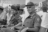 Đại tướng Cao Văn Viên và tướng Westmoreland | 13 May 1967, … | Flickr