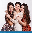 Grupo De Tres Atractivos, Mujeres Felices Jovenes Hermosas. Foto de ...