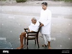Mahatma Gandhi sentado en una silla y Devdas Gandhi en la playa Juhu ...