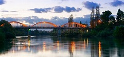 Crepúsculo Ao Longo Do Rio De Waikato Em Hamilton, Nova Zelândia Imagem ...