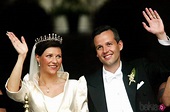 Marta Luisa de Noruega y Ari Behn saludan en su boda - La Familia Real ...