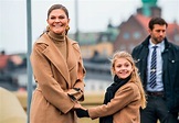 Il royal look del giorno. Victoria di Svezia e la figlia "mini me" | iO ...