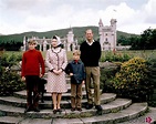 La Reina Isabel y el Duque de Edimburgo con sus hijos Andrés y Eduardo ...