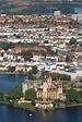 Luftbild SCHWERIN - Blick über das Schweriner Schloss auf die Altstadt ...