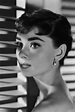 Cómo hacer el delineado cat eye al mejor estilo Audrey Hepburn | Vogue