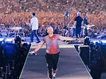 Chris Martin de Coldplay llora en concierto, esta es la razón