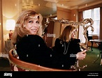 Nancy Sinatra hija del cantante Frank Sinatra sosteniendo el espejo ...