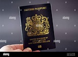 El nuevo pasaporte británico se mantiene en la mano. Nuevo tipo de ...