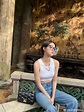 組圖：歐陽娜娜穿白色緊身背心秀蠻腰 戴黑框眼鏡可愛隨性 - 新浪香港