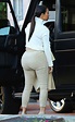 Kim Kardashian usa calça apertada e realça bumbum gigante | E! News