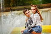 Adolescenti Innamorati Abbracciati Forte Immagine Stock - Immagine di ...