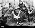 Deutsche Soldaten auf gepanzerte Mannschaftswagen, 1945 Stockfotografie ...