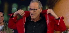 Sportschau: Reinhold Beckmann erhält zum Abschied eine rote Jeansjacke