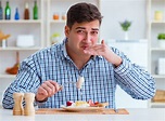 Hombre Comiendo Comida De Mal Gusto En Casa Para El Almuerzo Imagen de ...