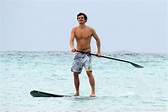 Orlando Bloom went paddleboarding shirtless. | Miranda Kerr and Orlando ...