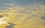 fondo de cielo con nubes. naturaleza abstracta, el cielo amarillo con ...