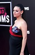 Mila Kunis lució su embarazo en un vestido negro de Versace en la ...