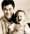 一代「功夫巨星」李小龍與兒子李國豪珍貴合影：倒數第三張很罕見 - 每日頭條