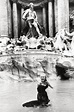 La fontaine de Trévi dans « La Dolce Vita » | La dolce vita, Anita ...
