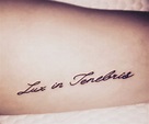 “Lux in tenebris“ Significa: “Luz en la obscuridad”. | Tattoo fonts ...