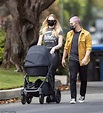 Sophie Turner y Joe Jonas son captados dando su primer paseo con su ...