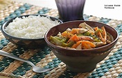 Salteado de pollo oriental con verduras: receta saludable fácil y sencilla
