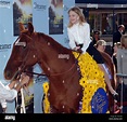 Dakota Fanning (encima de caballo), que protagoniza el nuevo Motion ...