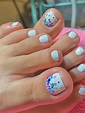 Gelish en pies blanco con confeti de colores Pretty Toe Nails, Cute Toe ...