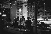 Fotos gratis : cafetería, en blanco y negro, noche, restaurante, bar ...