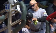 MLB／酷熱難耐 馬林魚教練用高麗菜降溫 | 運動 | NOWnews今日新聞