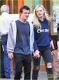 elle fanning boyfriend hold hands at disneyland 02 | Простота | Belleza ...