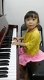 [2Y7M3D] 霏霏小公主(平常都是小潑猴😅)最愛彈鋼琴 連老師都說這個年紀這樣手指很有力耶！ 有模有樣的 但是因為現在還是一隻潑猴， 所以 ...
