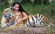 Funny Wildlife • Tiger Woman!! Female tiger wrangler Or Lazmi...