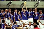 Zidane levanta la copa en el mundial 98. | Marca.com