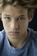 Kleur close up portret van jongen tienerfotografie met blauwe ogen ...