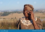 Mulher Africana Tradicional Do Tribo Zulu Que Fala No Telefone Celular ...