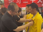 北京和諧勞動關係工作站「特殊黨日」上，兩位外賣小哥宣誓入黨 - 新浪香港