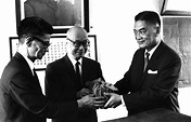 照片看歷史／1966年內政部長交接 徐慶鐘接下連震東手上印信 | 圖片故事 | 聯合報