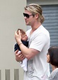Chris Hemsworth con su hija India Rose en brazos paseando por Santa ...