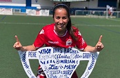 Cristina Martínez muestra orgullosa su bandera de Astorga tras ganar la ...