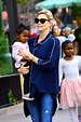 Charlize Theron lleva a sus hijos a Disney - Univision