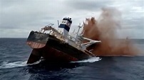 Así fue el espectacular hundimiento de un carguero dañado en alta mar