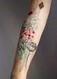 blumenranke tattoo am oberarm, farbge tätowierung mit vielen blüten ...