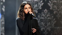 AMAs: The Many Conspiracies Surrounding Selena Gomez Singing Off Key In ...