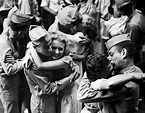 30 emotivas fotografías sobre el amor en tiempos de guerra