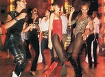 29 Stunning Photos of Dancefloor Styles That Defined the '70s Disco ...