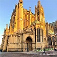 a cathédrale de Metz baignée dans la lueur de l'aube. Des siècles d ...