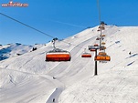 Skilift con seduta arancione sulle piste di Saalbach ... | Foto ...